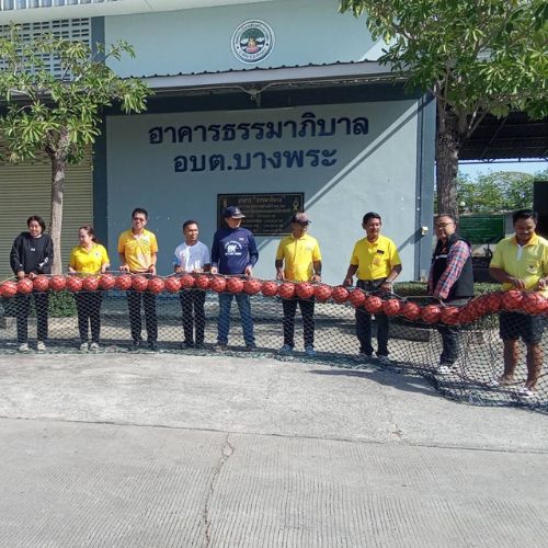 ใช้ท่นลอยน้ำทำอวนดักขยะในแม่น้ำ